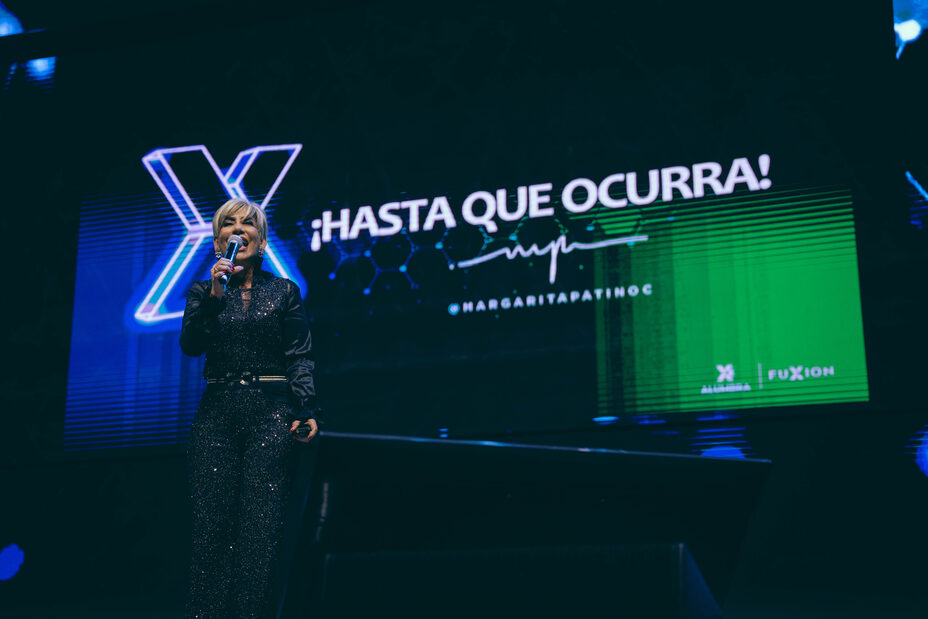 Margarita Patiño exponiendo en un evento de Fuxion
